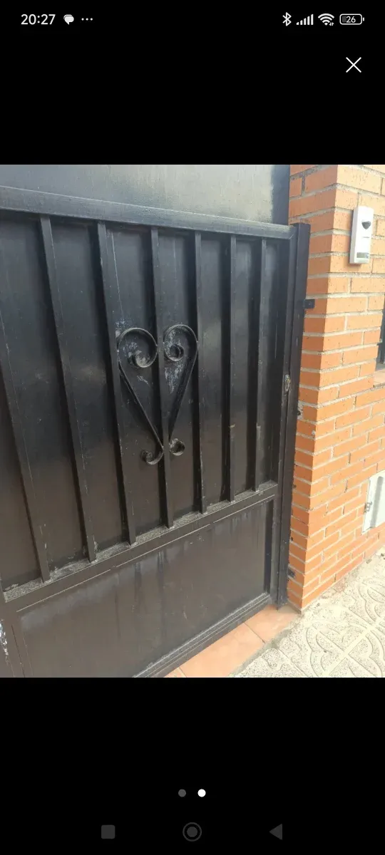 Puerta peatonal de hierro forjado