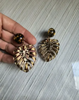 Pendientes elegantes hoja dorada