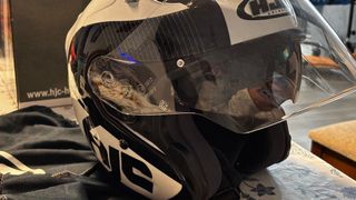 Casco HJC blanco y negro