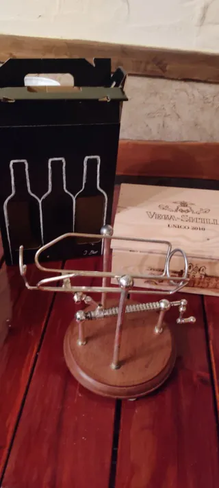 Decanter per vino antico in legno