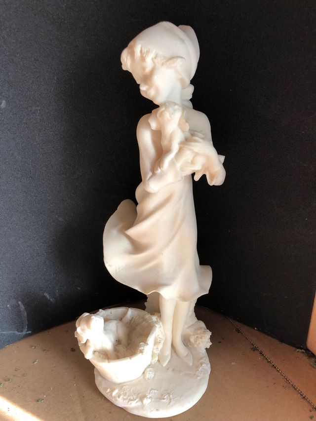 Figura marmolina chica con perritos 22cm