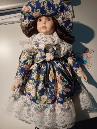 Bambola in porcellana con vestito floreale