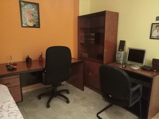 Mesa oficina, estantería y 2 sillas