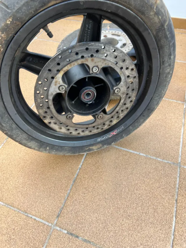 Ruedas Yamaha xmax con 1 cubierta buena y discos