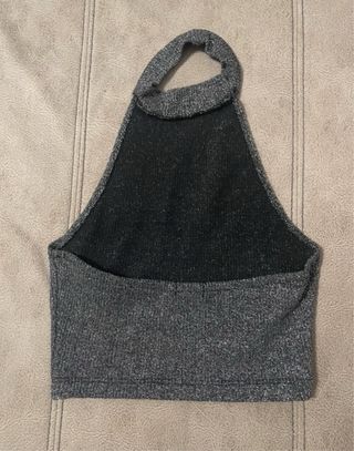 Top brillante gris cuello alto