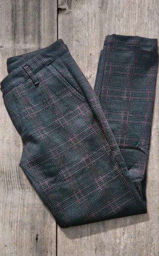 Pantaloni a quadri neri e rossi