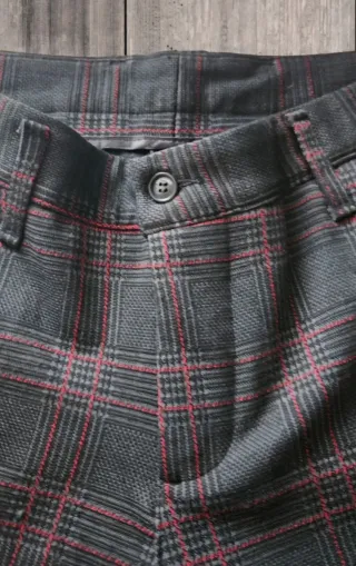 Pantaloni a quadri neri e rossi