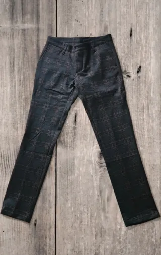 Pantaloni a quadri neri e rossi