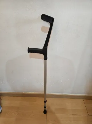 Bastón ortopédico ajustable.