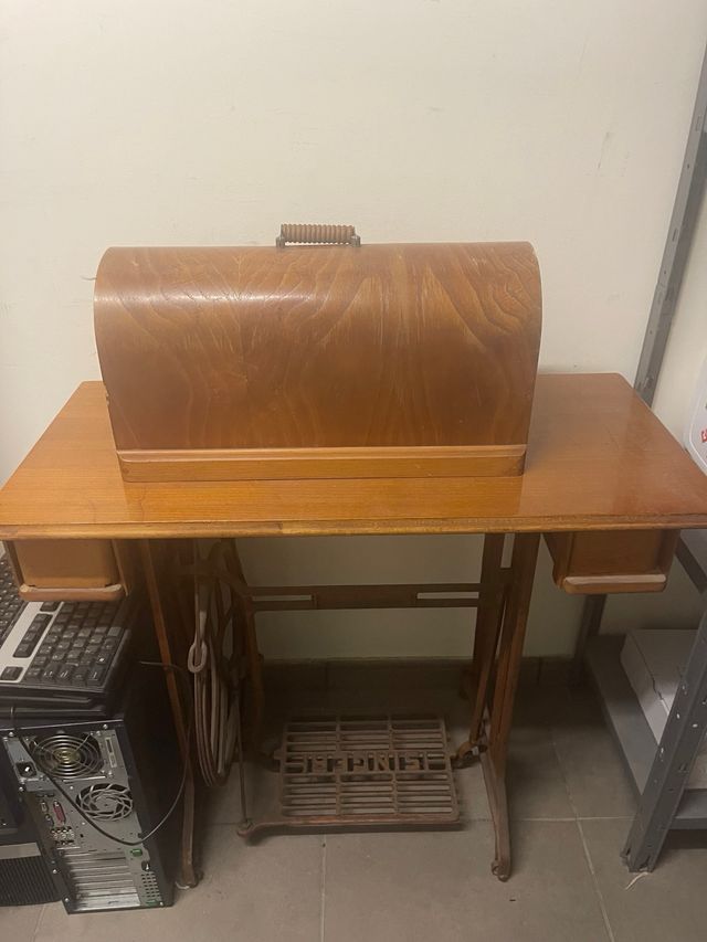 Máquina de coser Singer antigua con mesa