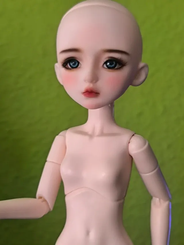 Preziosa bambola con trucco di fabbrica