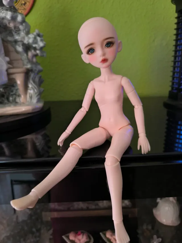 Preziosa bambola con trucco di fabbrica