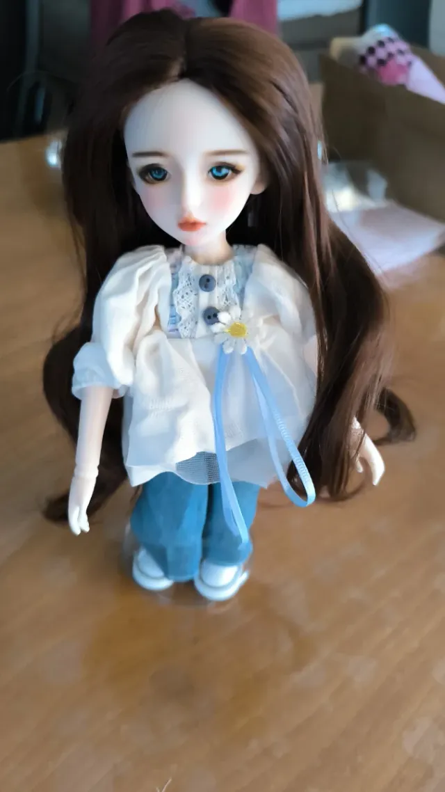 Preziosa bambola con trucco di fabbrica