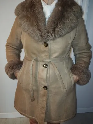Chaquetón piel vuelta beige marrón, necesita limpi