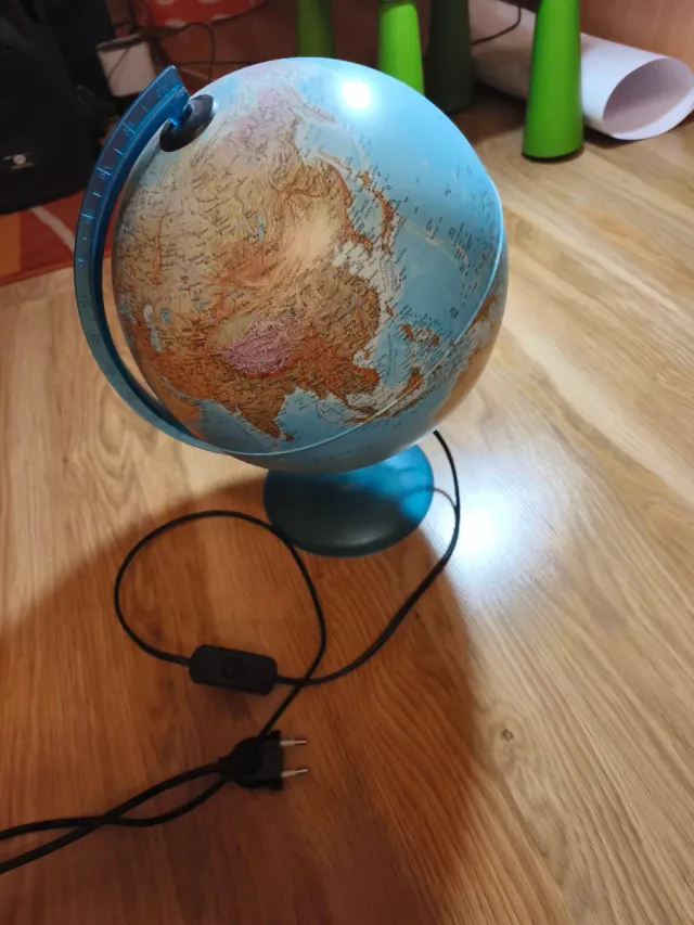 Globo terráqueo con luz