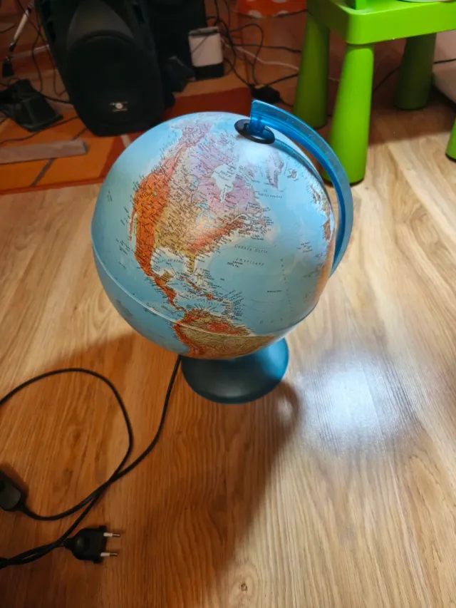 Globo terráqueo con luz