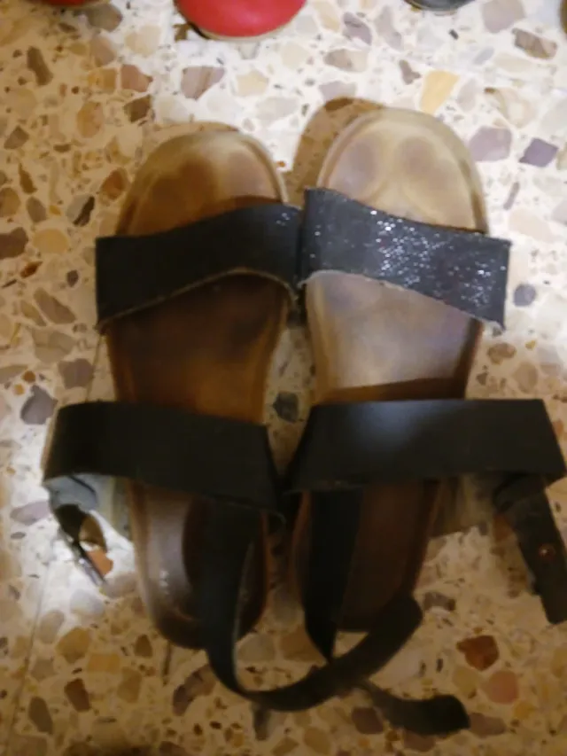 Sandalias de verano negras y marrones