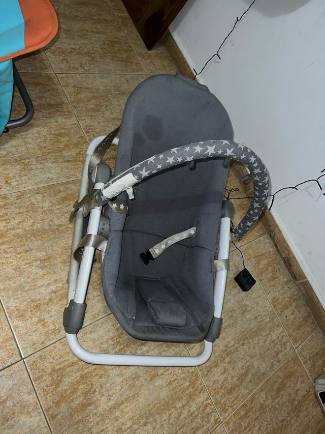 Mecedora bebé gris estrellas