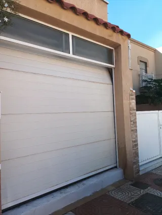 Puerta automática seccionable. Ancho 259x290 alto