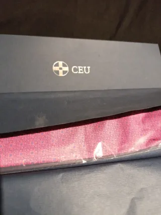 Corbata CEU rosa sin usar