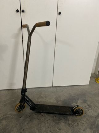 Patinete freestyle negro y ruedas beige