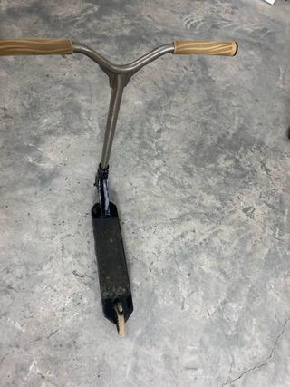 Patinete freestyle negro y ruedas beige