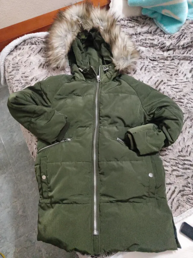 Plumífero Zara verde con capucha y pelo