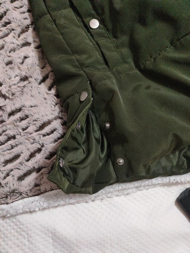 Plumífero Zara verde con capucha y pelo