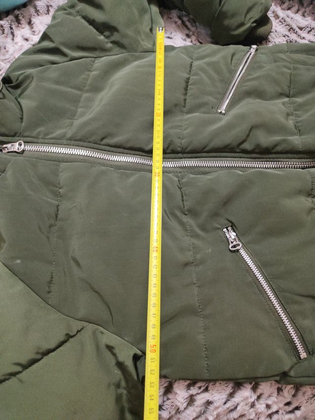 Plumífero Zara verde con capucha y pelo