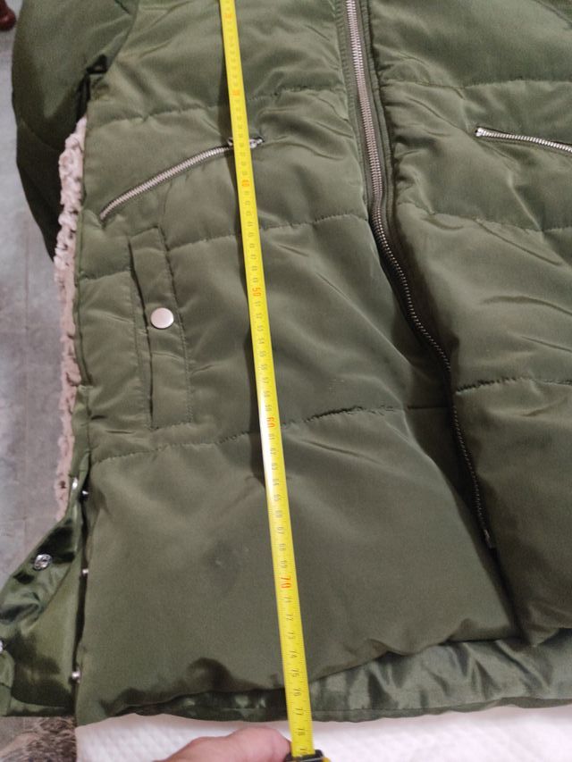 Plumífero Zara verde con capucha y pelo