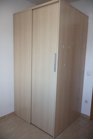 Armadio ad angolo in legno per camera