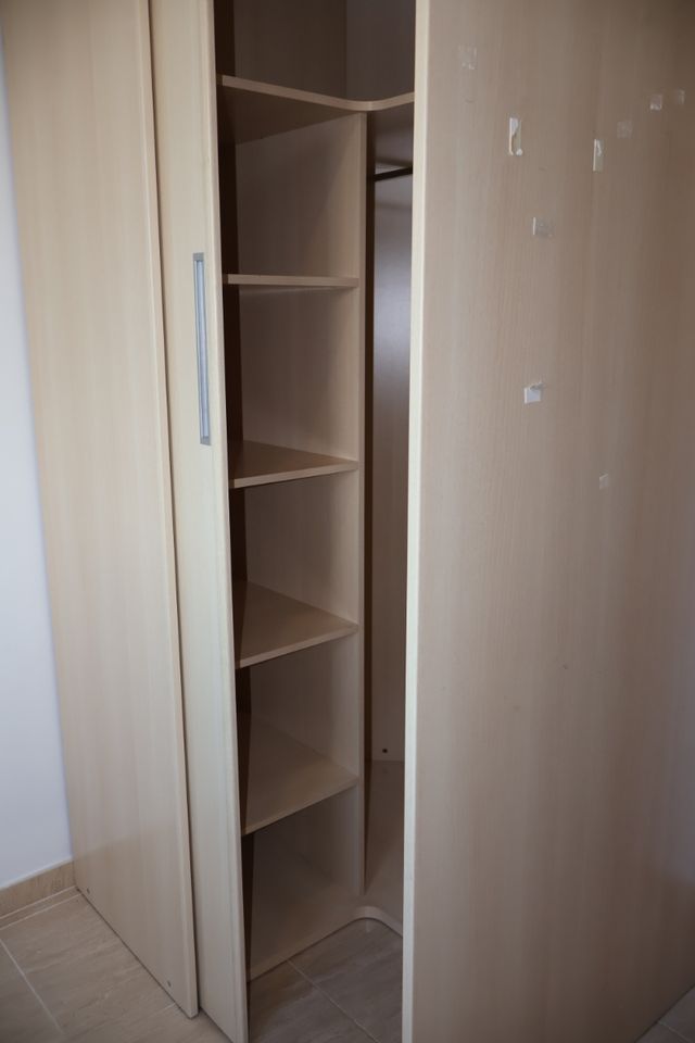 Armadio ad angolo in legno per camera