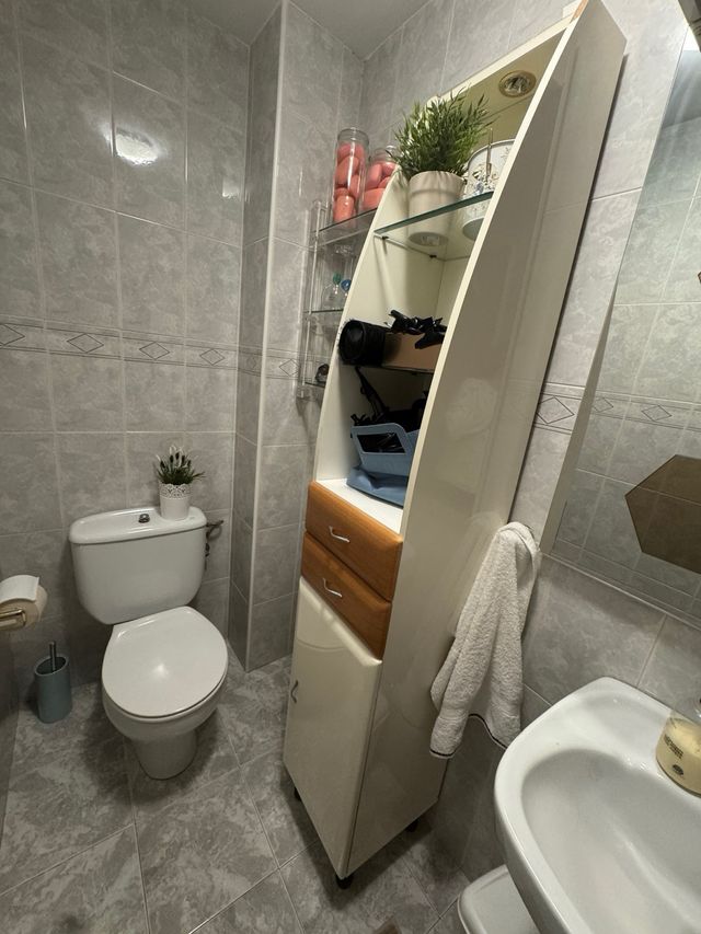 Mueble robusto tipo Torre para Baño