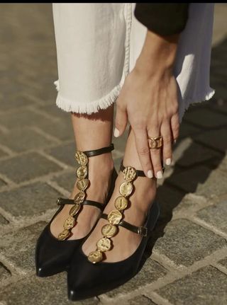 Bailarinas negras con detalle de monedas doradas