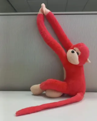 Mono de peluche rojo brazos largos