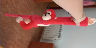 Mono de peluche rojo brazos largos