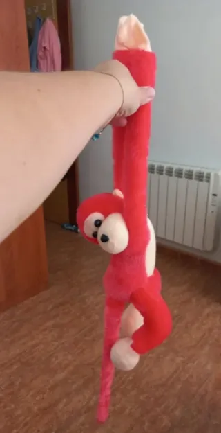 Mono de peluche rojo brazos largos