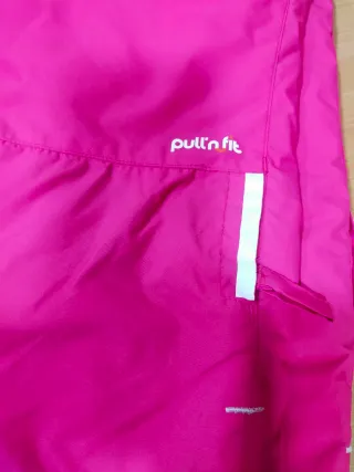 Pantalones y guantes de esquí rosas