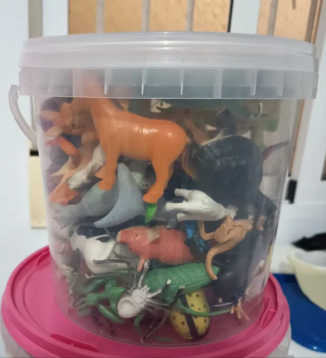 Cubo de  animales de juguete