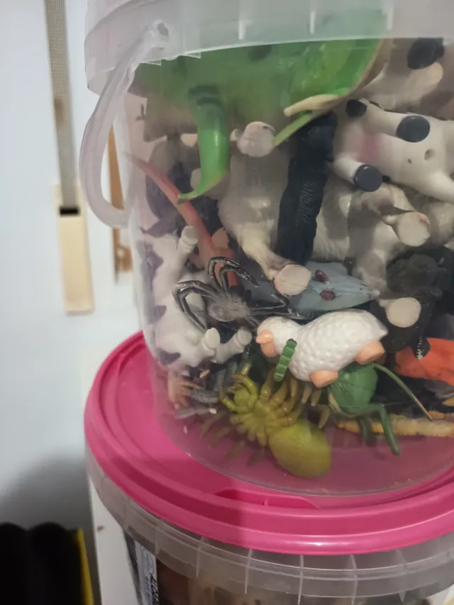 Cubo de  animales de juguete
