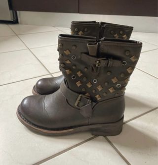 Stivaletti similpelle borchie fibbie 38