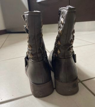 Stivaletti similpelle borchie fibbie 38