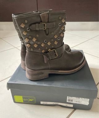 Stivaletti similpelle borchie fibbie 38