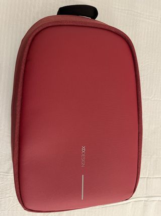 Mochila XDDESIGN granate. tiene muchos bolsillos.