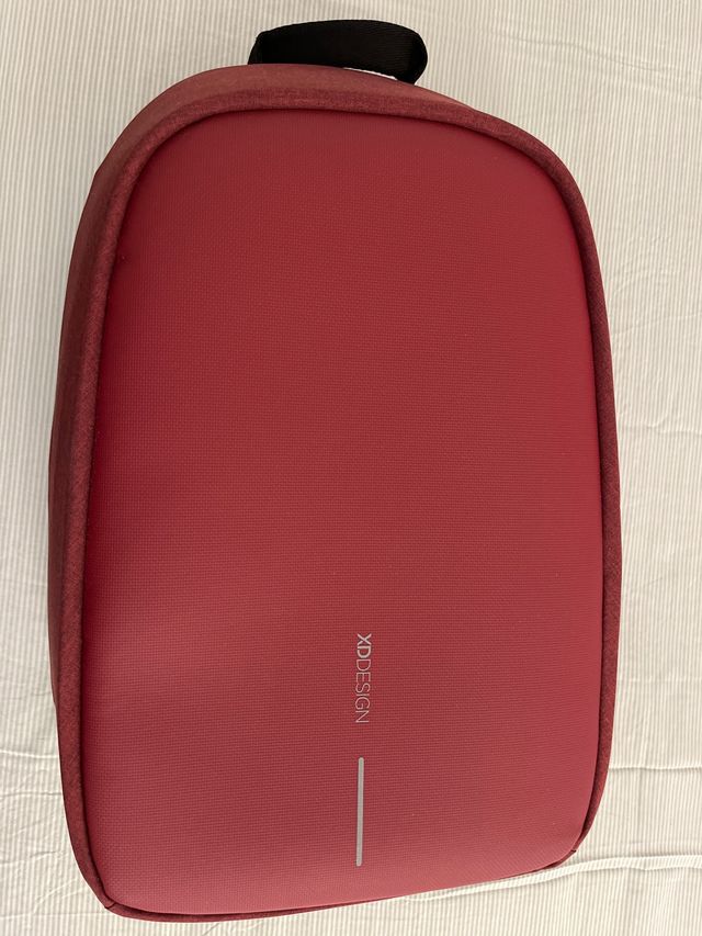 Mochila XDDESIGN granate. tiene muchos bolsillos.