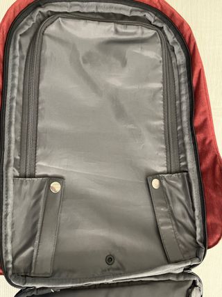 Mochila XDDESIGN granate. tiene muchos bolsillos.