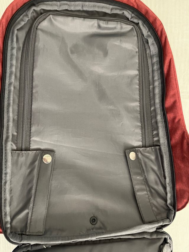 Mochila XDDESIGN granate. tiene muchos bolsillos.