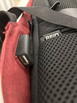 Mochila XDDESIGN granate. tiene muchos bolsillos.