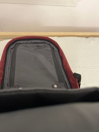 Mochila XDDESIGN granate. tiene muchos bolsillos.