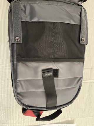 Mochila XDDESIGN granate. tiene muchos bolsillos.